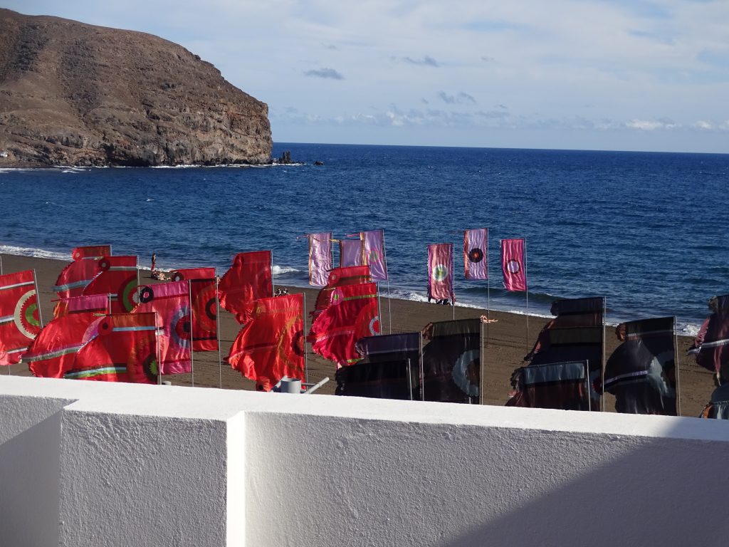 mein Terrassenblick: Der Strand ist jetzt mit bunten Womad-Fahnen geschmückt