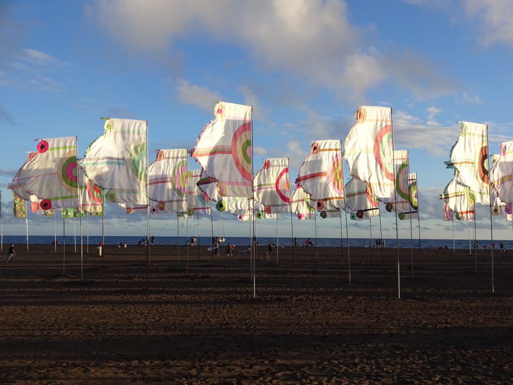 Womad-Fahnen am Strand