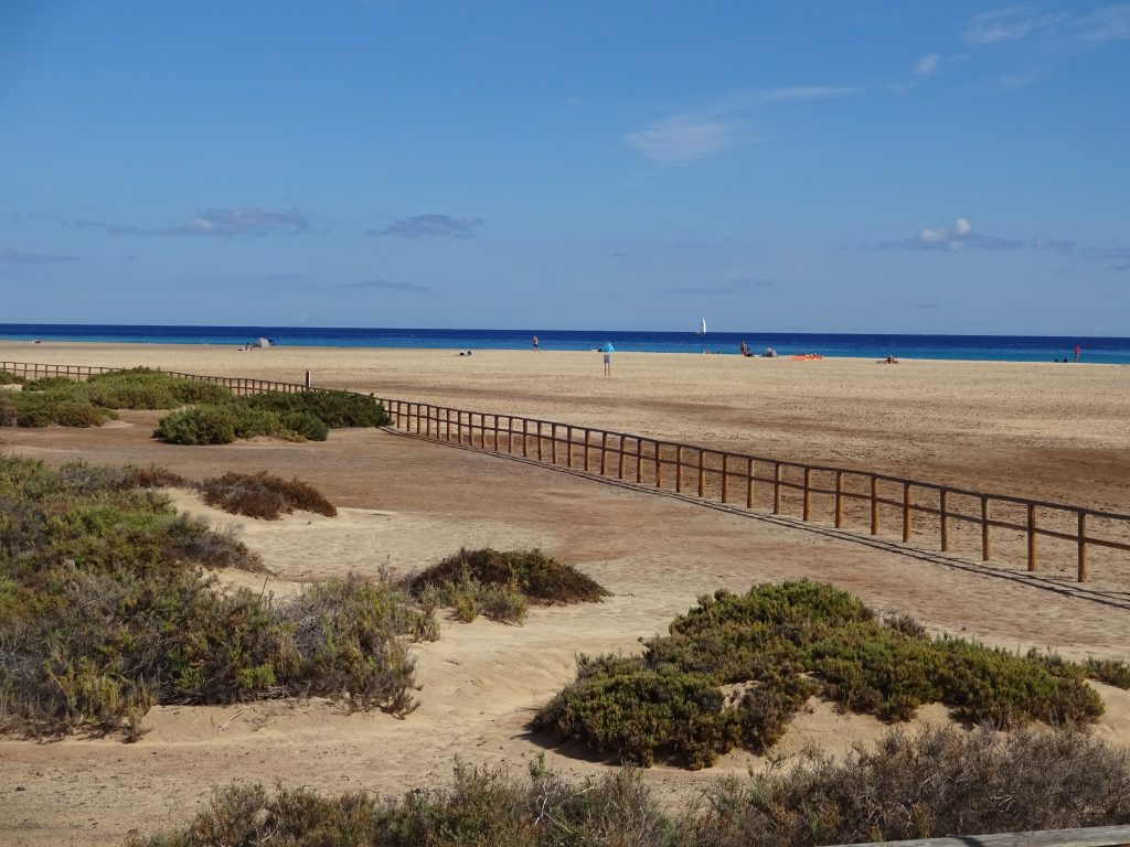 seitlicher Ausblick von der Leuchtturm-Strandbar, in der ich mein Tropical genossen habe...