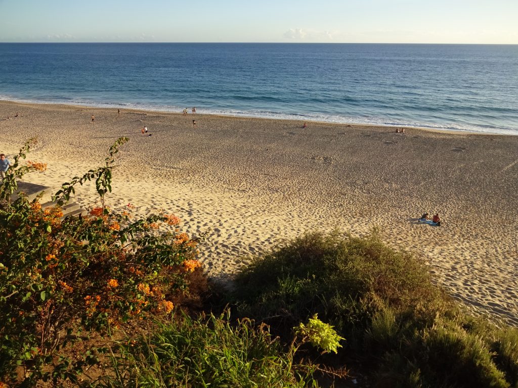 Strand unterhalb der Promenade spätnachmittags 